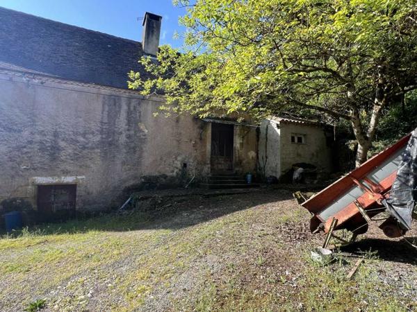 Maison ancienne - Thenon Fermette à rénover avec l'ensemble de ses dépendances agricoles sur 8 ha de terrrain au coeur d'un petit village du Périgord Noir.