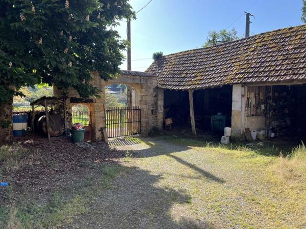 Maison ancienne - Thenon Fermette à rénover avec l'ensemble de ses dépendances agricoles sur 8 ha de terrrain au coeur d'un petit village du Périgord Noir.