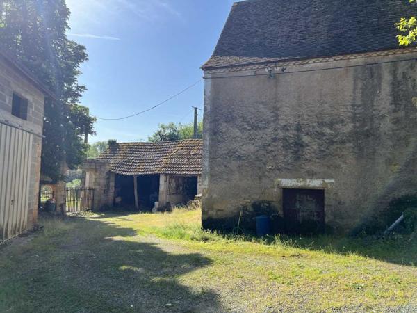 Maison ancienne - Thenon Fermette à rénover avec l'ensemble de ses dépendances agricoles sur 8 ha de terrrain au coeur d'un petit village du Périgord Noir.
