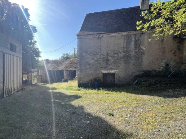 Maison ancienne - Thenon Fermette à rénover avec l'ensemble de ses dépendances agricoles sur 8 ha de terrrain au coeur d'un petit village du Périgord Noir.