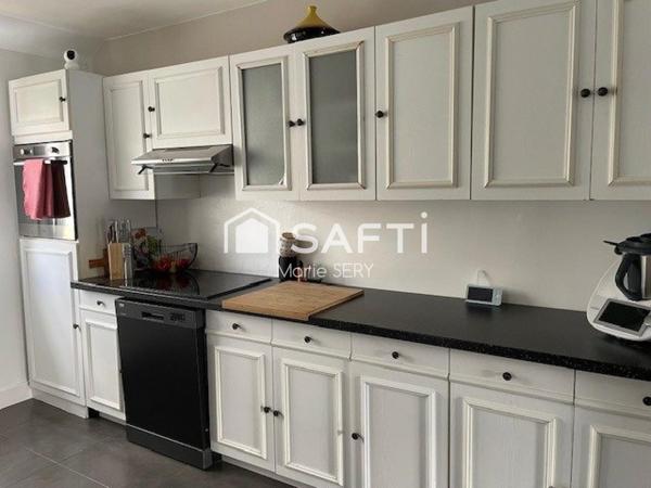 Maison rénovée – au calme, proche commerces et collège