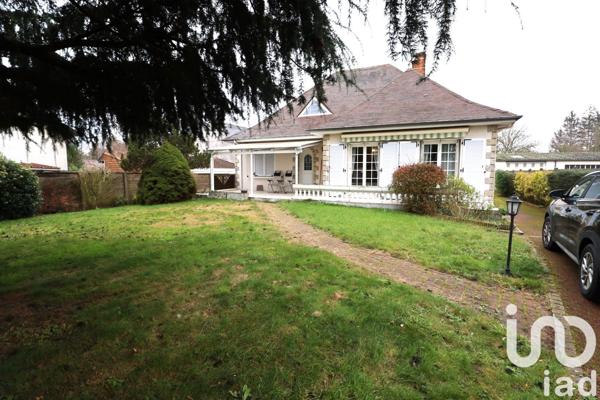 Maison traditionnelle 6 pièces de 139 m² à Saint-Jean-de-la-Ruelle (45140)