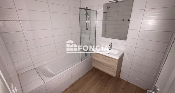 Location Appartement 4 pièces 66.01 m² - Tournon-sur-rhône 07300