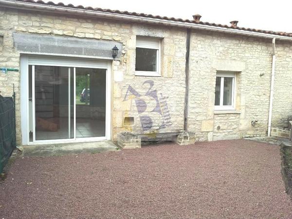 Location maison de village Brie (16590), 78.11m² avec 5 pièce(s) dont 2 chambre(s). Agence Allard Brimeaud