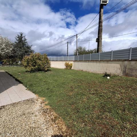PLAIN PIED AVEC GARAGE NON ATTENANT A LA CAMPAGNE