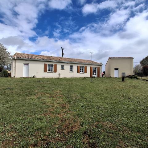 PLAIN PIED AVEC GARAGE NON ATTENANT A LA CAMPAGNE