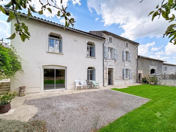 20KM gare TGV ANGOULEME : Ensemble immobilier charentais rénové avec maison principale, gîte et 6 000 m² de te