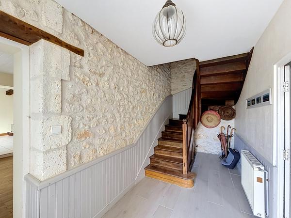 20KM gare TGV ANGOULEME : Ensemble immobilier charentais rénové avec maison principale, gîte et 6 000 m² de te