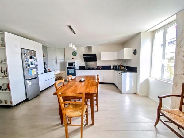 20KM gare TGV ANGOULEME : Ensemble immobilier charentais rénové avec maison principale, gîte et 6 000 m² de te