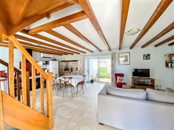 20KM gare TGV ANGOULEME : Ensemble immobilier charentais rénové avec maison principale, gîte et 6 000 m² de te