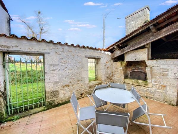 20KM gare TGV ANGOULEME : Ensemble immobilier charentais rénové avec maison principale, gîte et 6 000 m² de te