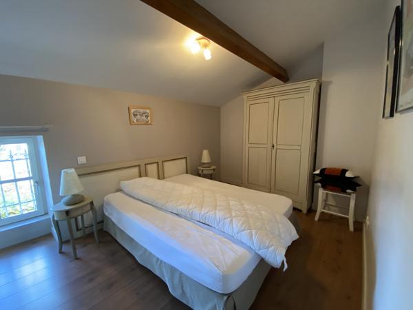 20KM gare TGV ANGOULEME : Ensemble immobilier charentais rénové avec maison principale, gîte et 6 000 m² de te