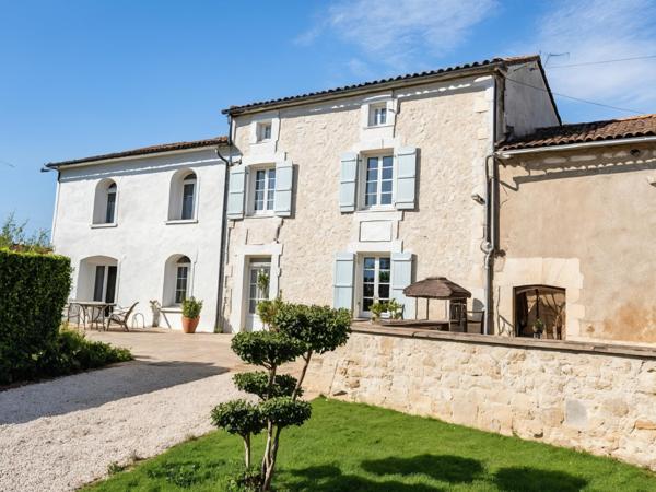 20KM gare TGV ANGOULEME : Ensemble immobilier charentais rénové avec maison principale, gîte et 6 000 m² de te