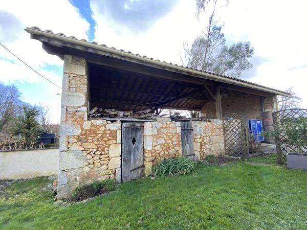 20KM gare TGV ANGOULEME : Ensemble immobilier charentais rénové avec maison principale, gîte et 6 000 m² de te