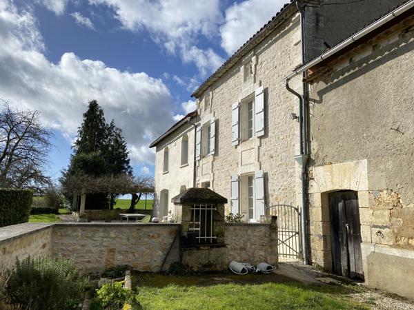 20KM gare TGV ANGOULEME : Ensemble immobilier charentais rénové avec maison principale, gîte et 6 000 m² de te