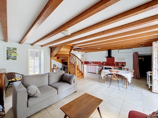 20KM gare TGV ANGOULEME : Ensemble immobilier charentais rénové avec maison principale, gîte et 6 000 m² de te