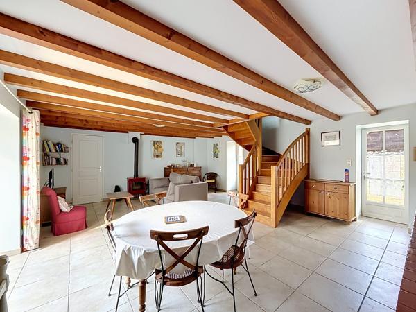 20KM gare TGV ANGOULEME : Ensemble immobilier charentais rénové avec maison principale, gîte et 6 000 m² de te