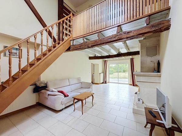 20KM gare TGV ANGOULEME : Ensemble immobilier charentais rénové avec maison principale, gîte et 6 000 m² de te