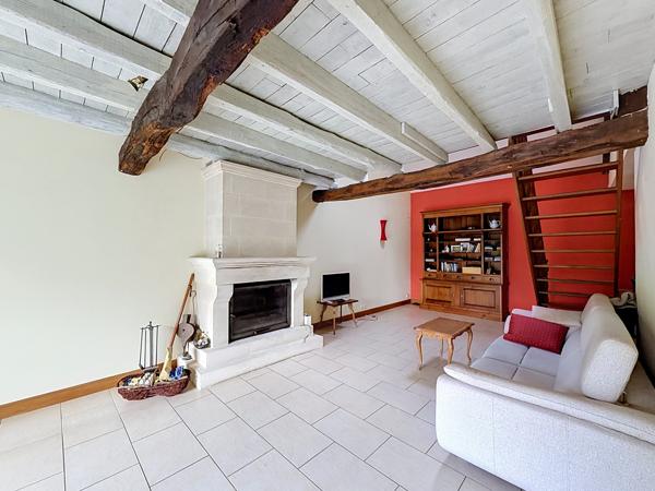 20KM gare TGV ANGOULEME : Ensemble immobilier charentais rénové avec maison principale, gîte et 6 000 m² de te