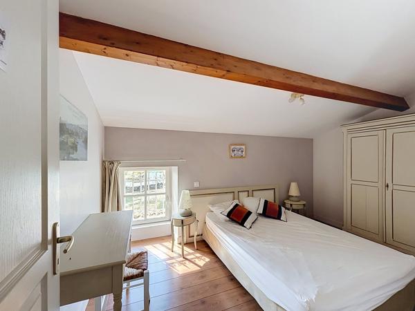 20KM gare TGV ANGOULEME : Ensemble immobilier charentais rénové avec maison principale, gîte et 6 000 m² de te