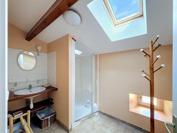 20KM gare TGV ANGOULEME : Ensemble immobilier charentais rénové avec maison principale, gîte et 6 000 m² de te
