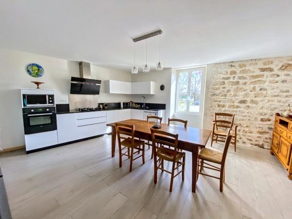 20KM gare TGV ANGOULEME : Ensemble immobilier charentais rénové avec maison principale, gîte et 6 000 m² de te