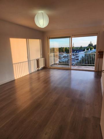 MARMANDE Studio à louer avec balcon, coin cuisine, salle de bain et wc séparés