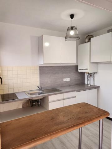 MARMANDE Studio à louer avec balcon, coin cuisine, salle de bain et wc séparés