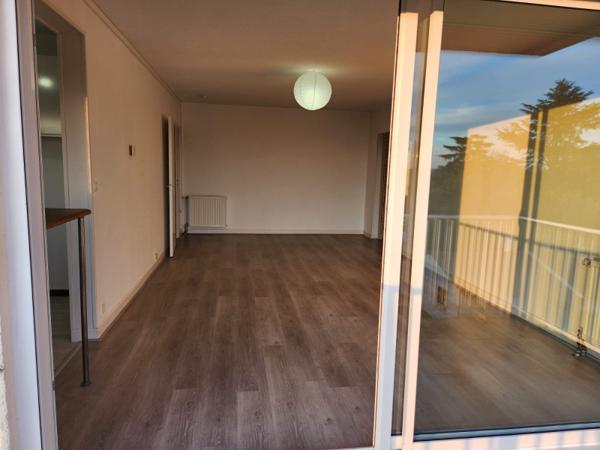 MARMANDE Studio à louer avec balcon, coin cuisine, salle de bain et wc séparés