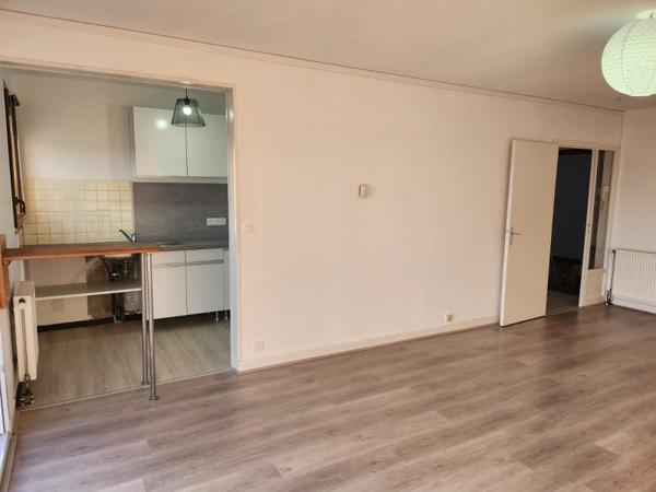 MARMANDE Studio à louer avec balcon, coin cuisine, salle de bain et wc séparés