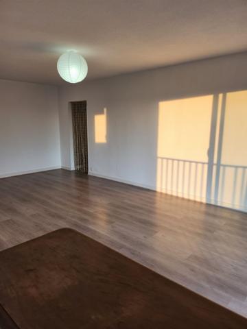 MARMANDE Studio à louer avec balcon, coin cuisine, salle de bain et wc séparés