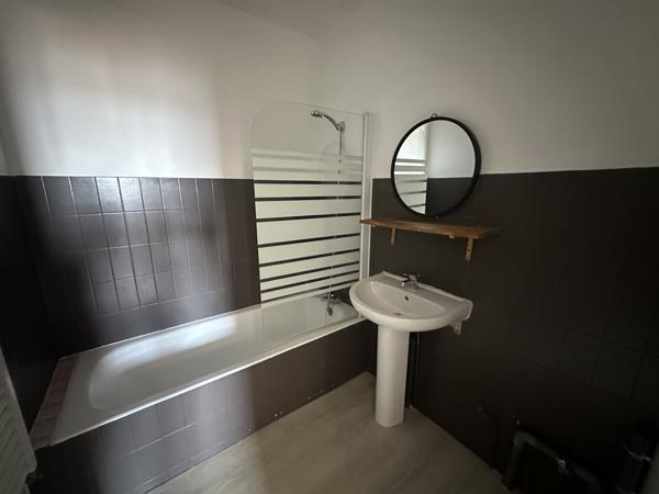 MARMANDE Studio à louer avec balcon, coin cuisine, salle de bain et wc séparés
