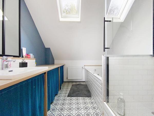 Villa individuelle semi plain pied 5 chambres, jardin, garage double LA CHAPELLE D ARMENTIERES