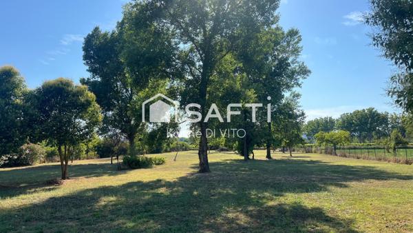 Domaine de 9300 m2 entièrement clôturé et arboré avec piscine