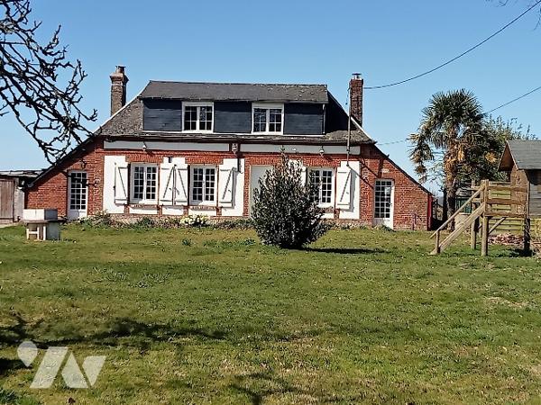 Une maison habitation briques silex très agréable avec étage, lumineuse, grand jardin.