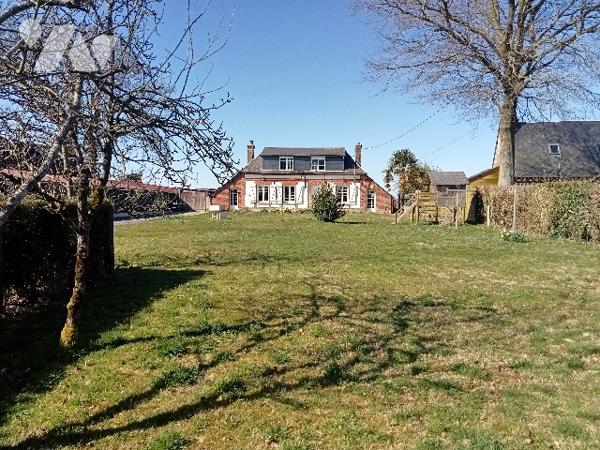 Une maison habitation briques silex très agréable avec étage, lumineuse, grand jardin.