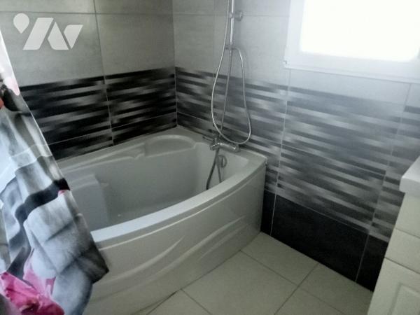 Une maison habitation briques silex très agréable avec étage, lumineuse, grand jardin.