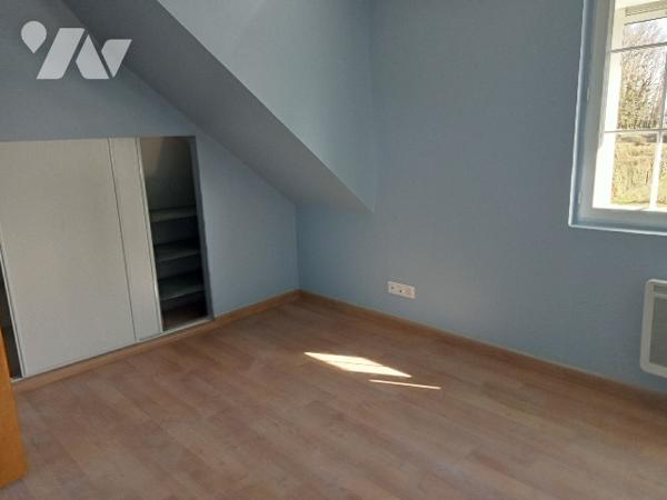 Une maison habitation briques silex très agréable avec étage, lumineuse, grand jardin.