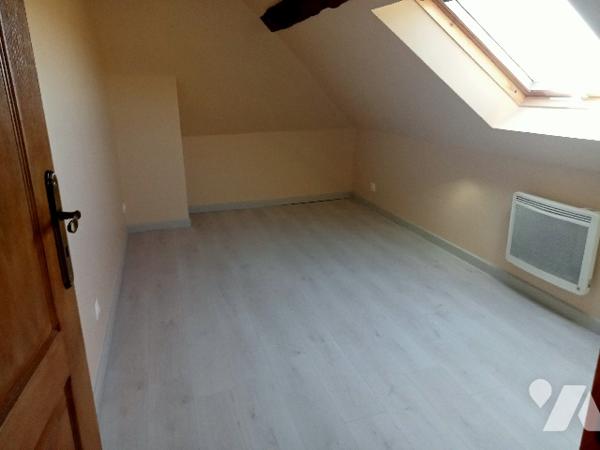 Une maison habitation briques silex très agréable avec étage, lumineuse, grand jardin.