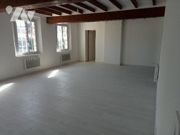 Une maison habitation briques silex très agréable avec étage, lumineuse, grand jardin.