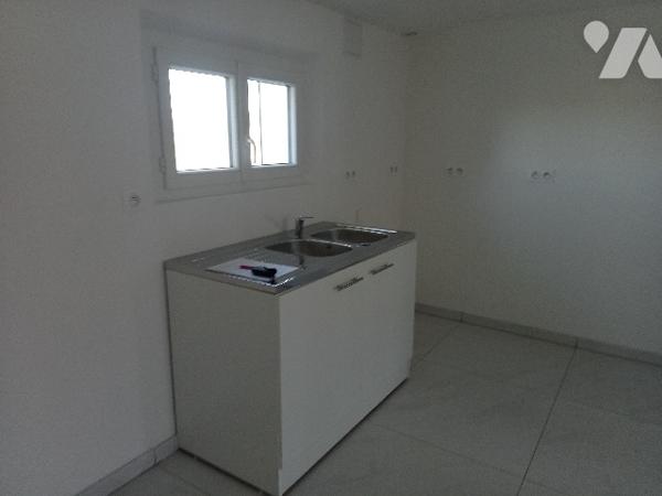 Une maison habitation briques silex très agréable avec étage, lumineuse, grand jardin.