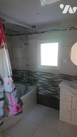 Une maison habitation briques silex très agréable avec étage, lumineuse, grand jardin.