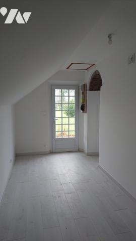 Une maison habitation briques silex très agréable avec étage, lumineuse, grand jardin.