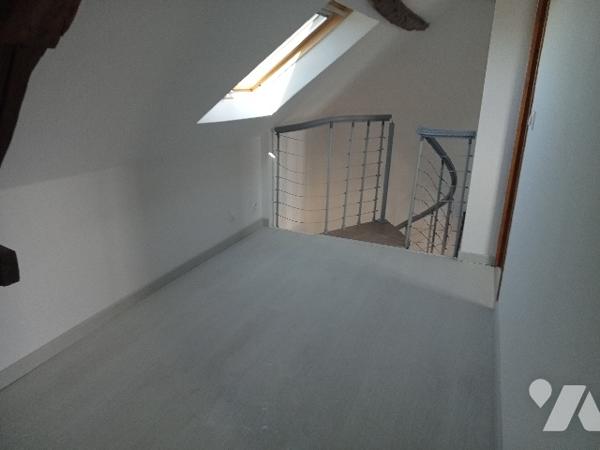 Une maison habitation briques silex très agréable avec étage, lumineuse, grand jardin.