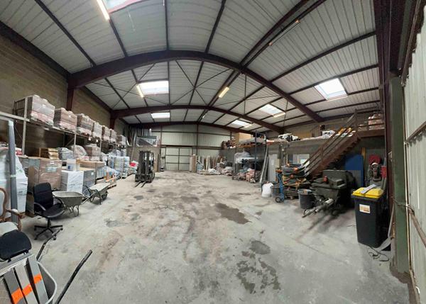 A LOUER : Local d'activité 480 m2 , avec surface extérieure de stockage - SAUTRON