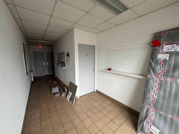 A LOUER : Local d'activité 480 m2 , avec surface extérieure de stockage - SAUTRON