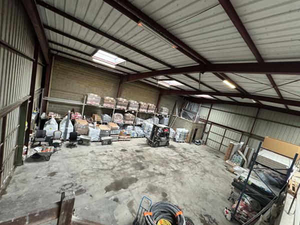 A LOUER : Local d'activité 480 m2 , avec surface extérieure de stockage - SAUTRON