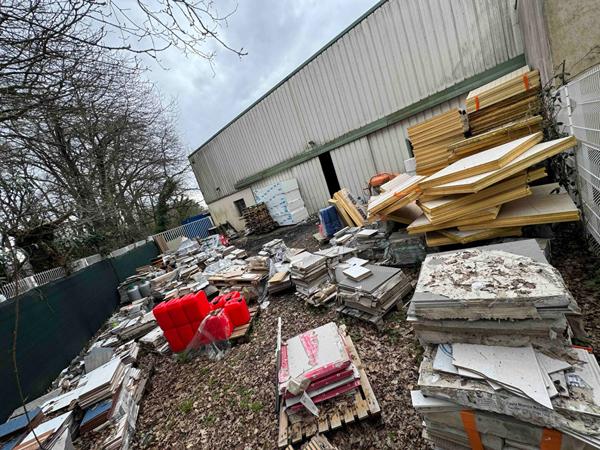 A LOUER : Local d'activité 480 m2 , avec surface extérieure de stockage - SAUTRON