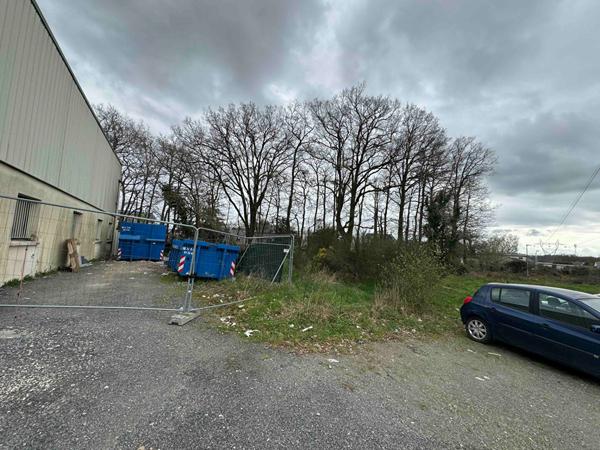 A LOUER : Local d'activité 480 m2 , avec surface extérieure de stockage - SAUTRON
