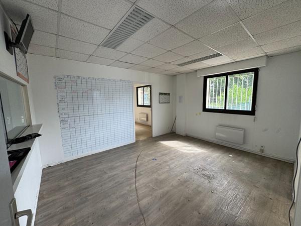 A LOUER : Local d'activité 480 m2 , avec surface extérieure de stockage - SAUTRON